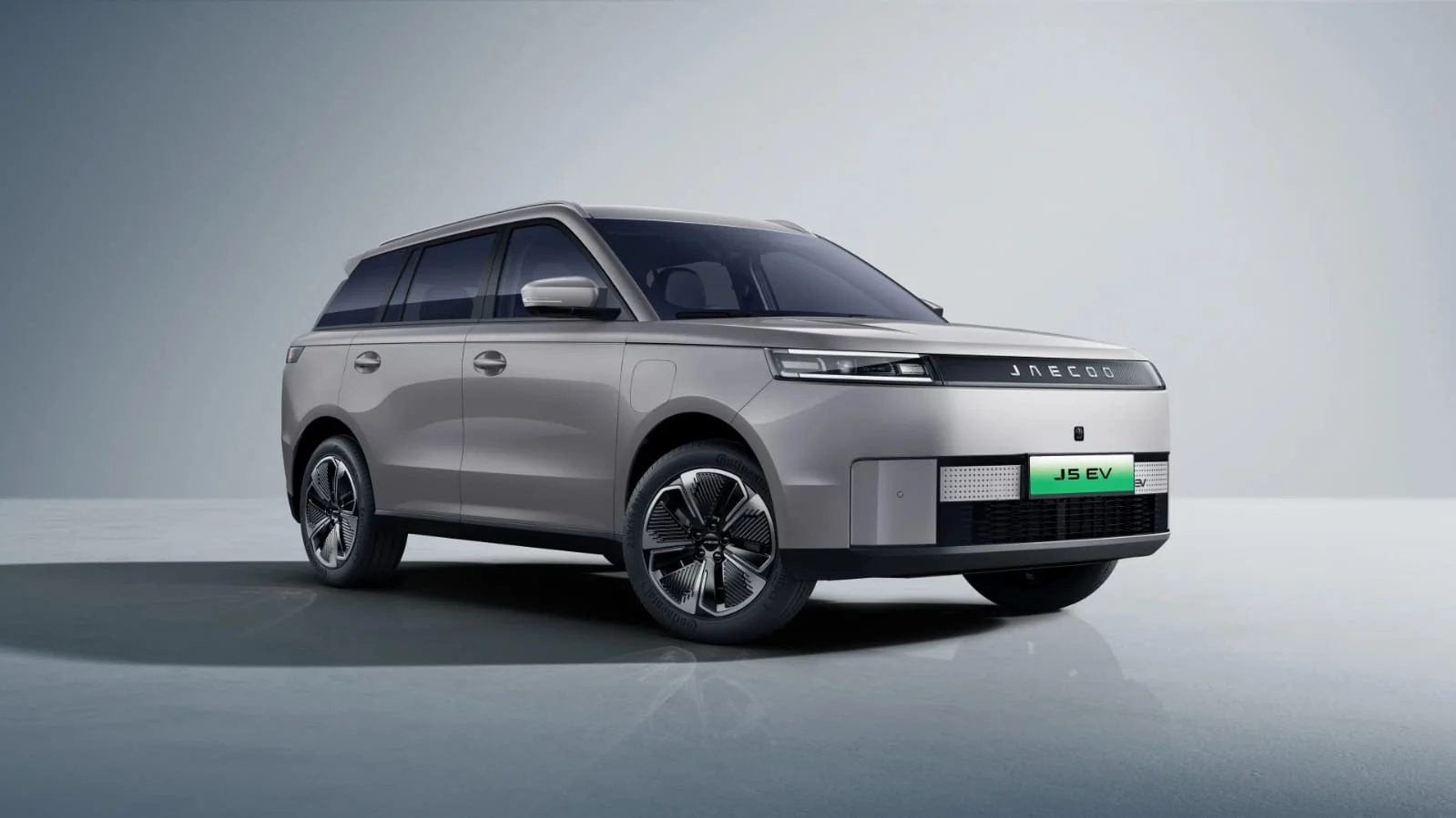 Jaecoo J5 EV melawan Geely EX2, dua mobil listrik beda segmen dengan harga mulai di bawah Rp300 juta. Foto: Jaecoo