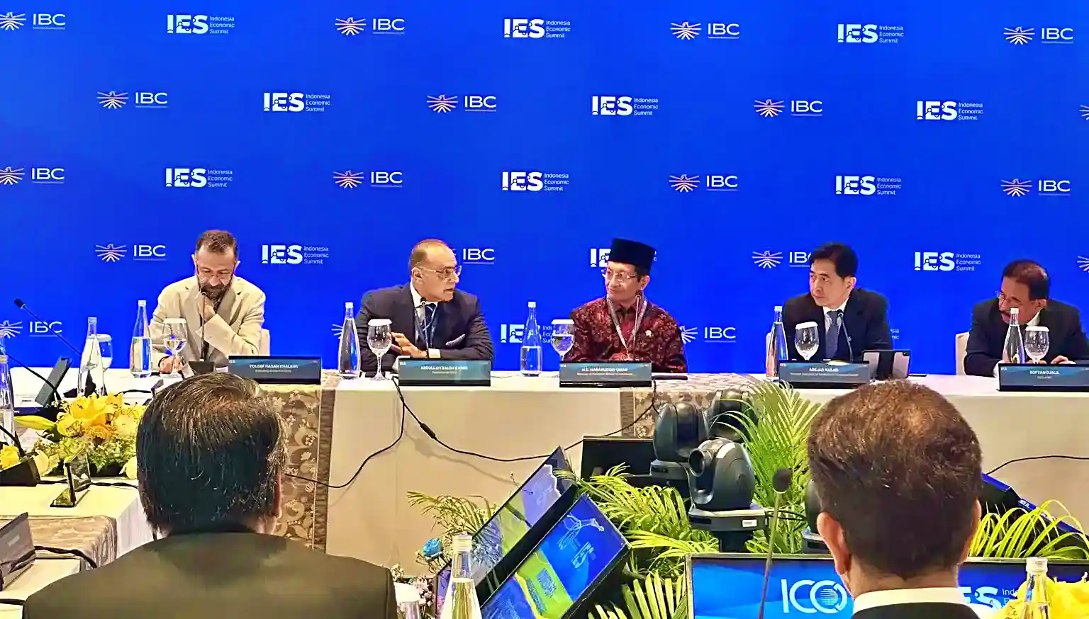 Dari kiri: Sekretaris Jenderal Islamic Chamber of Commerce and Development (ICCD) Yousef Hassan Khalawi (kiri), bersama Chairman ICCD Abdullah Saleh Kamel, Menteri Agama Nasaruddin Umar, Ketua Dewan Pengawas Indonesian Business Council Arsjad Rasjid, dan CEO Indonesian Business Council Sofyan Djalil dalam sesi Multilateral Business Roundtable B57+ pada Indonesia Economic Summit (IES) 2026 di Jakarta, Rabu, 4 Februari 2026. (Foto: Kabarbursa.com/Alpin Pulungan)