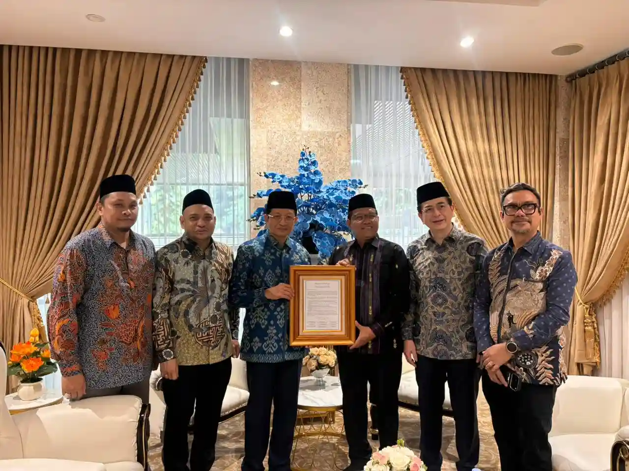 Rektor UIN Raden Fatah Palembang Prof Dr Muhammad Adil MA, menyerahkan Piagam Palembang kepada Menteri Agama Republik Indonesia Nasaruddin Umar, Rabu, 22 April 2026 di Masjid Istiqlal Jakarta. (Foto: dok KabarBursa)
