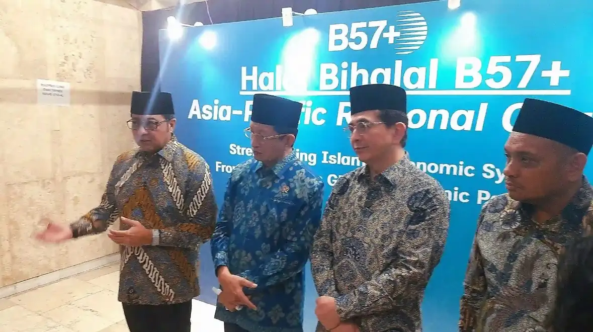 Dari kiri ke kanan: Menteri Ekonomi Kreatif Teuku Riefky Harsya, Menteri Agama KH. Nasaruddin Umar, Ketua Umum B57+ Asia Pacific Regional Chapter Arsjad Rasjid, dan Eka Sastra selaku Sekjen B57+ di acara Halal Bihalal B57+ Asia Pacific Regional Chapter. Foto: Harun/KabarBursa.com.