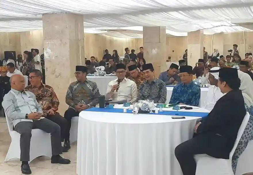 Anindya Bakrie (tengah) selaku Ketua Umum Kamar Dagang Industri (Kadin) sebut B57+ mampu perkuat posisi Indonesia dalam memanfaatkan potensi ekonomi industri halal global dan keuangan syariah dengan nilai mencapai USD8 triliun. Foto: Harun/KabarBursa.com 