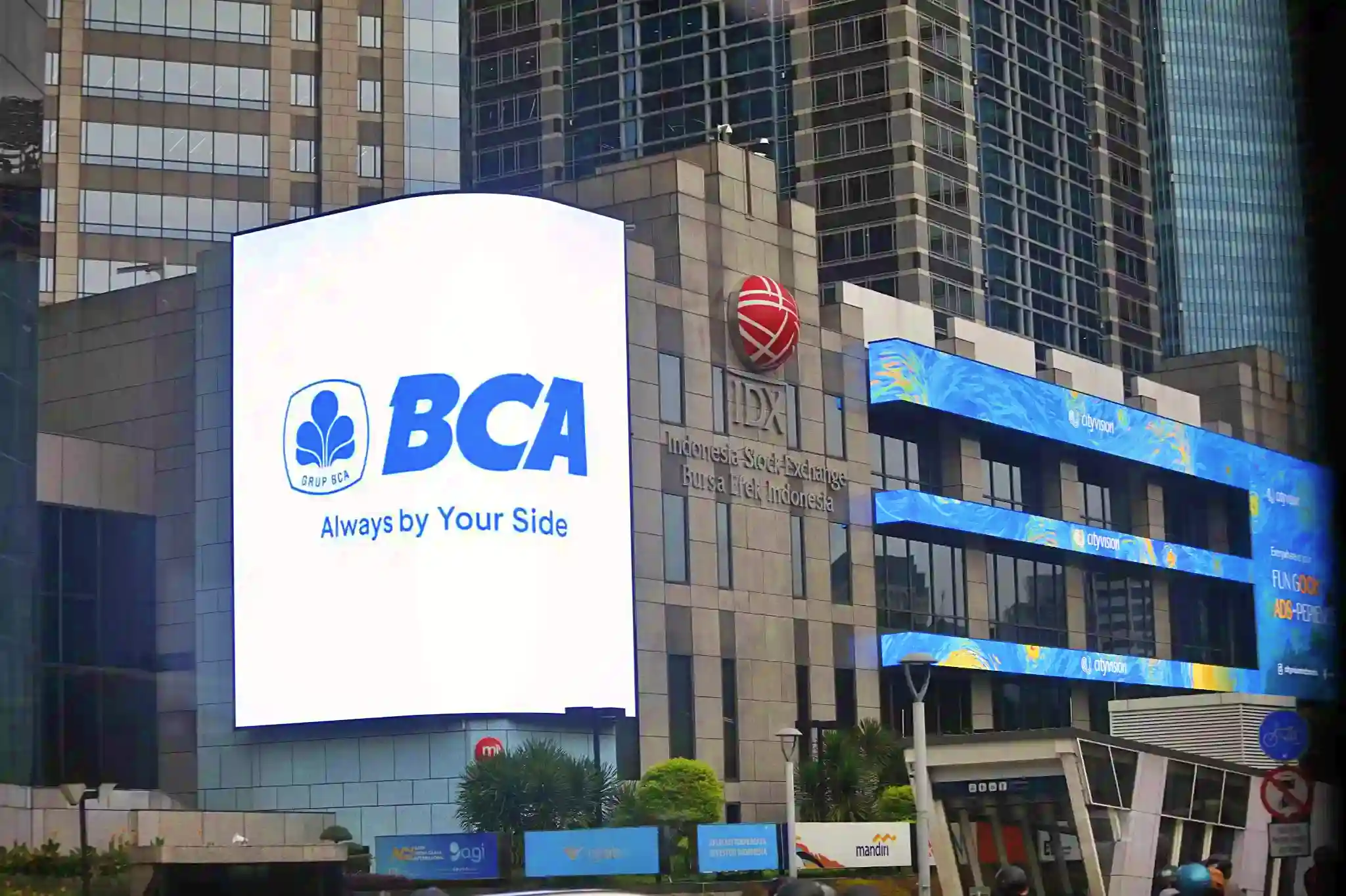 Logo BCA di Gedung Bursa Efek Indonesia (Foto: Dok KabarBursa)