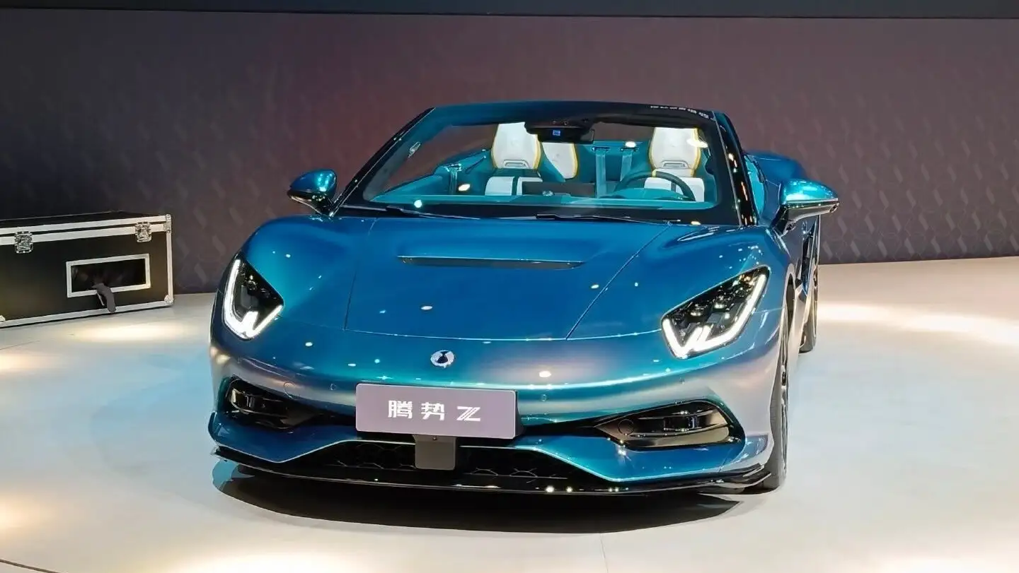 Spoetscar listrik performa tinggi Denza Z Convertible melantai. Siap meluncur tahun ini. Foto: CarNewsChina