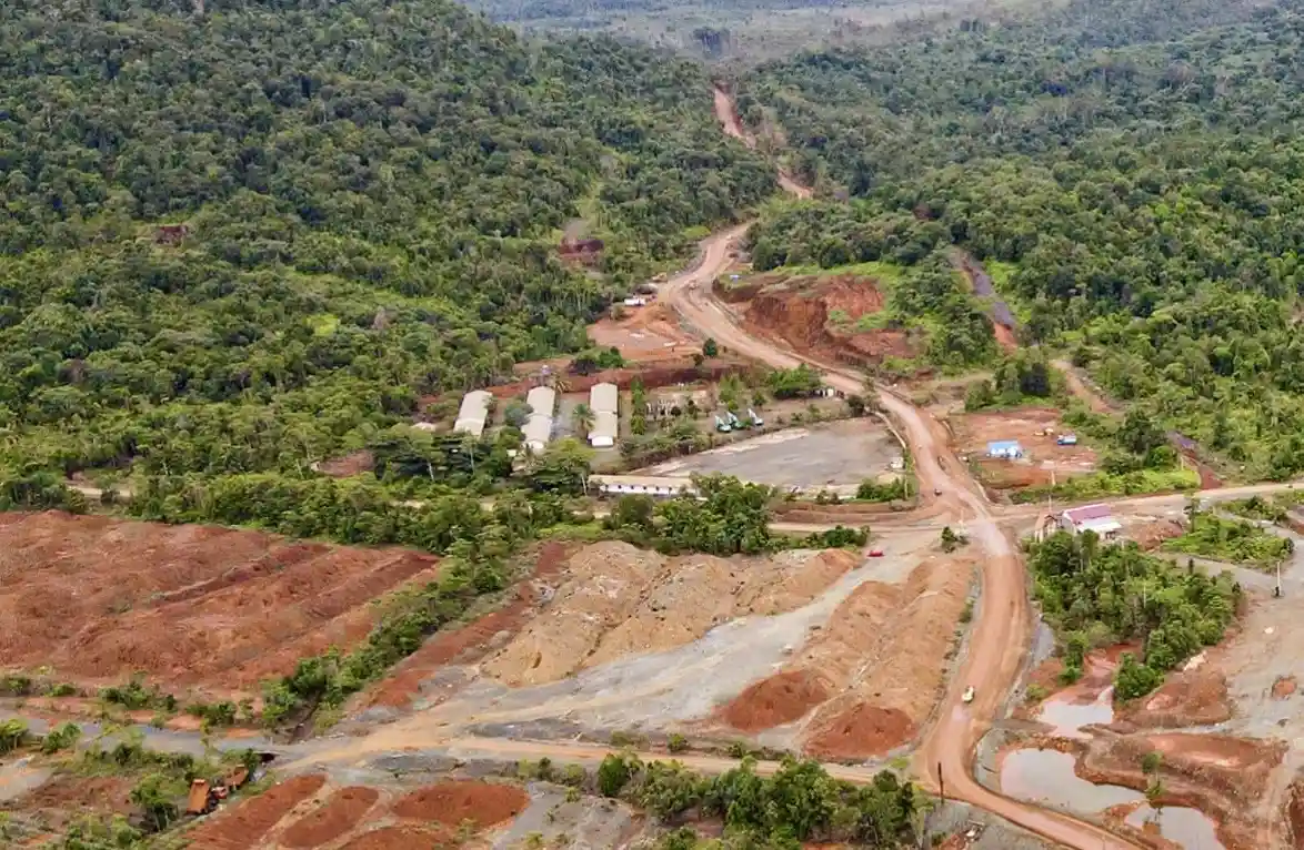 Area pertambangan nikel PT Vale Indonesia Tbk (INCO) di Luwu Timur, Sulawesi Selatan. Aktivitas tambang dan pembukaan lahan terlihat di tengah kawasan hutan. Foto: Walhi Sulsel.