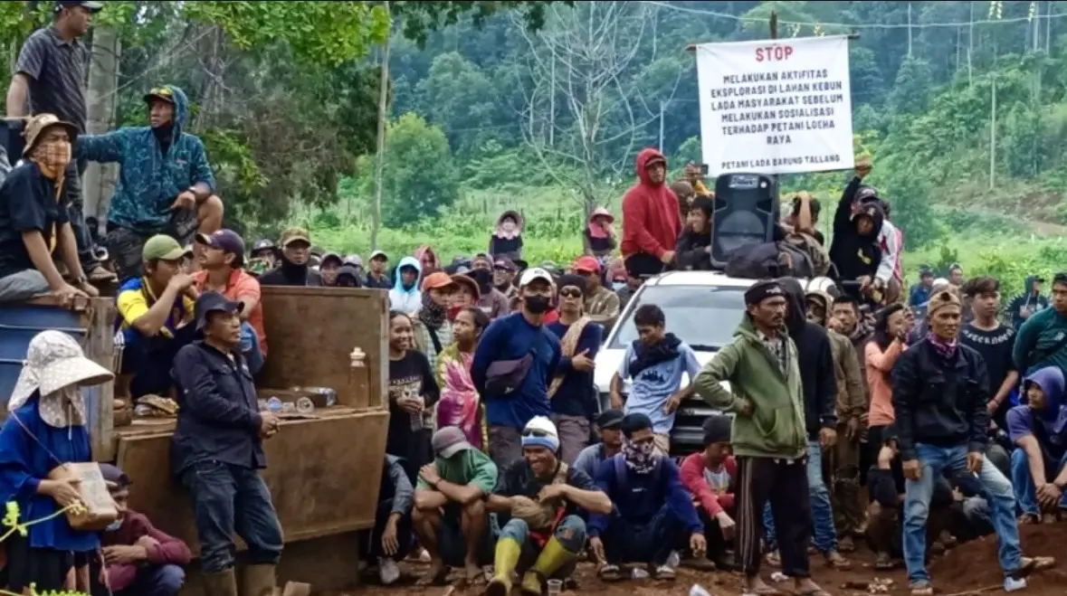 Petani merica di empat desa di Loeha Raya berdemonstrasi menolak tambang di Kamp PT Vale Blok Tanamalia, Luwu Timur, Sulawesi Selatan. Foto: Dok. Walhi Sulsel