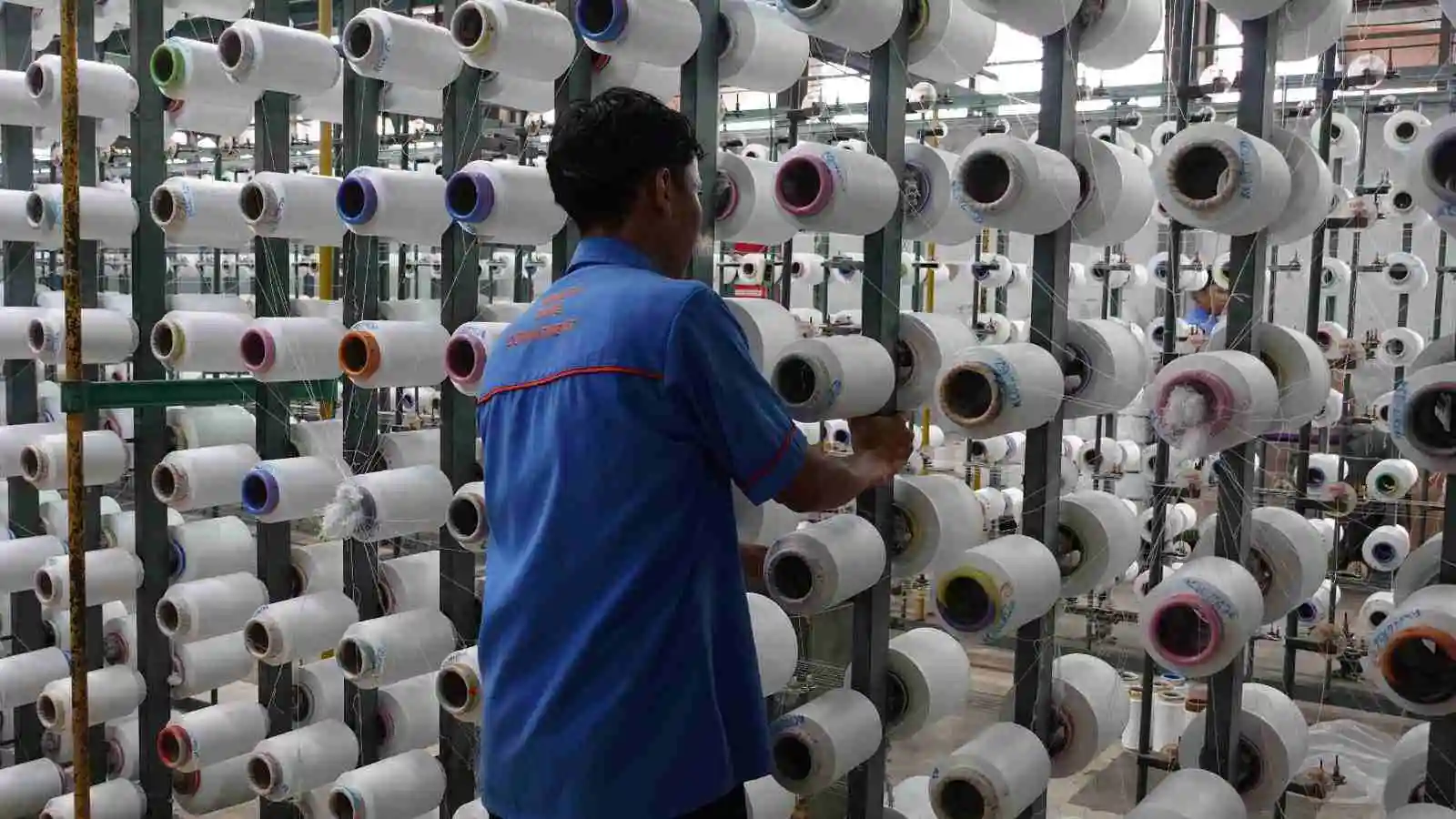 Seorang pekerja Trisula tengah memerhatikan beberapa gulungan benang di pabrik milik BELL. (Foto: Dok. Trisula)