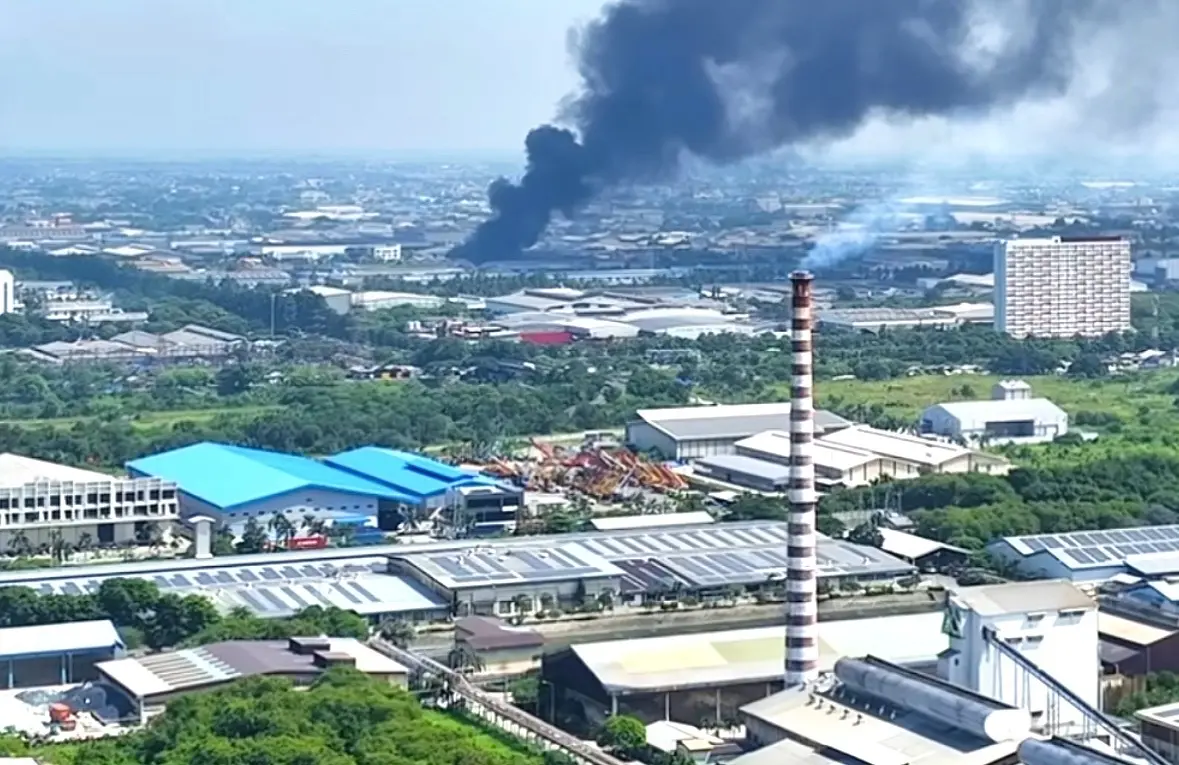 Kebakaran hebat melanda sebuah pabrik tekstil di Kawasan Industri Jababeka, Cikarang Utara, Kabupaten Bekasi, Jawa Barat, Selasa, 25 November 2025. Foto: Dok. IG @indroneku.