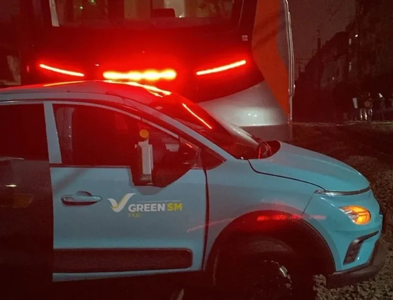 Taksi listrik Green SM sempat terhenti di tengah perlintasan rel sebelum tertemper KRL Commuter Line di Bekasi. Pakar ungkap kemungkinan penyebab mobil mogok saat lewati rel. Foto: Istimewa