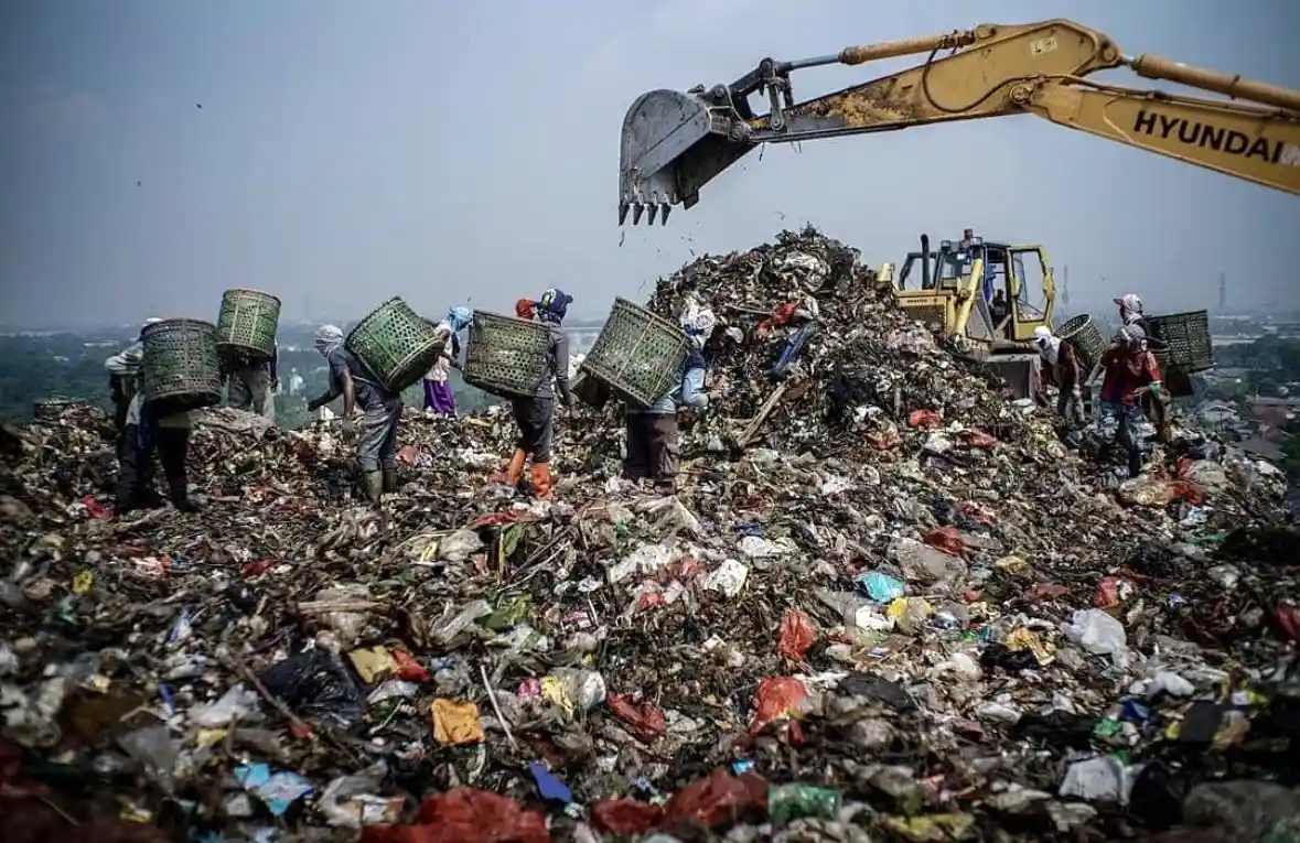 Laporan UCLA menempatkan Bantar Gebang sebagai penyumbang metana terbesar kedua dunia, sementara CERAH menilai pendekatan WtE belum menyentuh akar masalah sampah. Foto: IG @bekasi.terkini/@aswin_yebelanji_