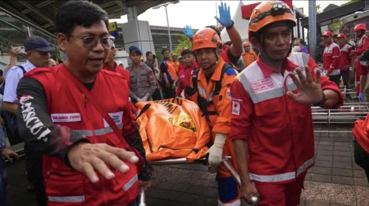 15 korban tewas tragedi Bekasi Timur seluruhnya perempuan, berikut daftar nama jenazah yang telah teridentifikasi. Foto: AP Photo.