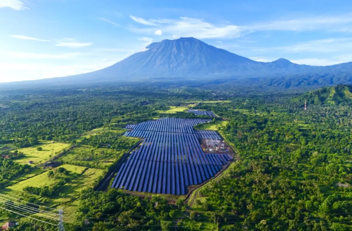 Pembangkit Listrik Tenaga Surya (PLTS) Bali Timur milik Medco Power yang telah beroperasi penuh sejak 17 Juni 2025. Proyek hasil kerja sama dengan Solar Philippines ini memasok listrik bersih sekitar 50 GWh per tahun ke jaringan PLN, setara kebutuhan 42.000 rumah tangga, sekaligus menekan emisi lebih dari 800.000 ton CO₂ selama masa operasionalnya. Foto: Dok. Medco Energi