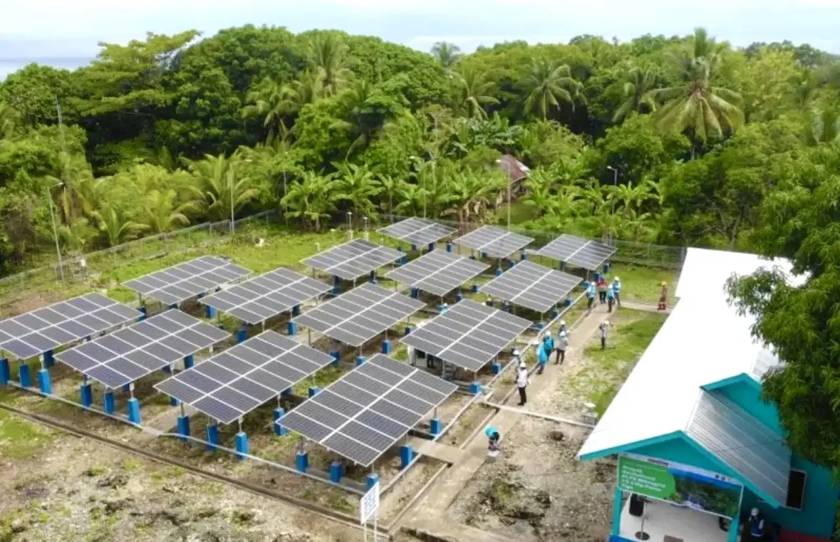 PLTS Pulau Tiga yang direvitalisasi melalui program NZMates berlokasi di Dusun Nusa Ela, Desa Ureng, Kecamatan Leihitu, Kabupaten Maluku Tengah. Foto: Dok. Humas PLN.