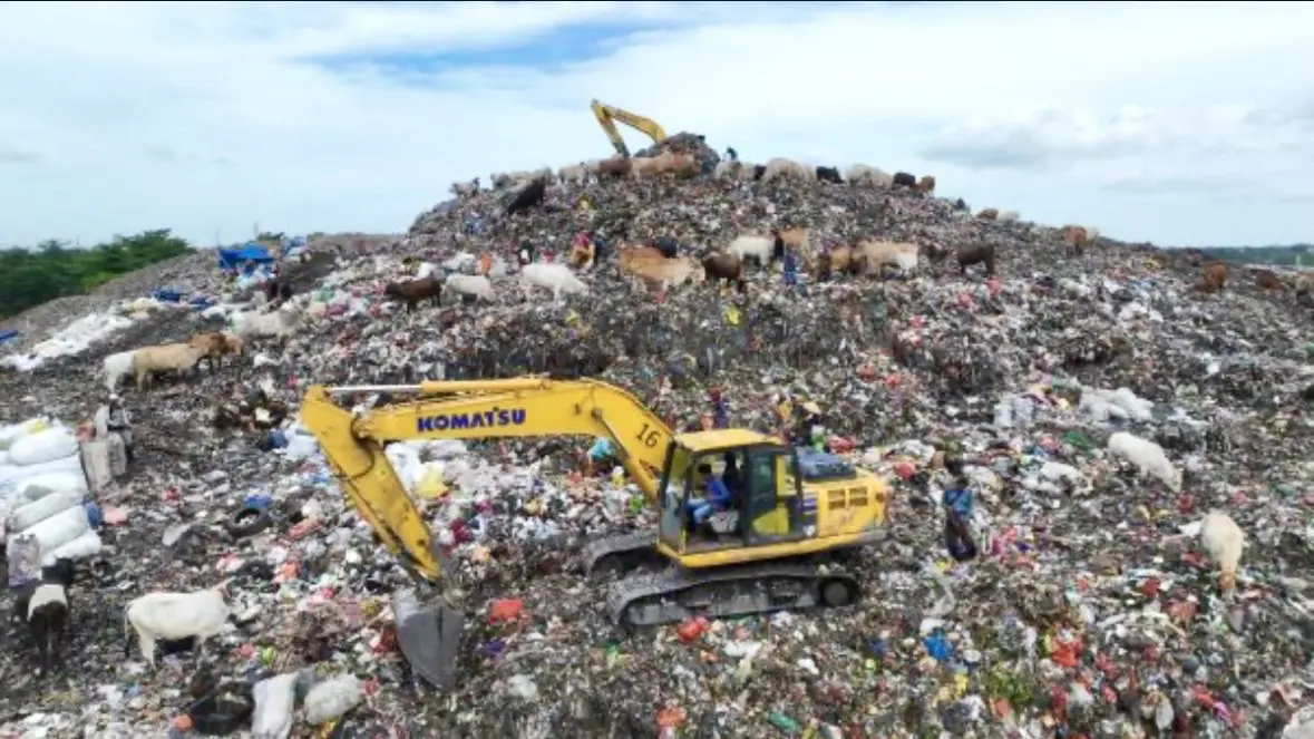 Timbunan sampah di TPA Tamangapa, Makassar. Sampah di Sulsel sudah capai 4.900 ton per hari, baru 33 persen terkelola, pemerintah targetkan 100 persen pada 2029. Foto: Syamsi/KabarMakassar.