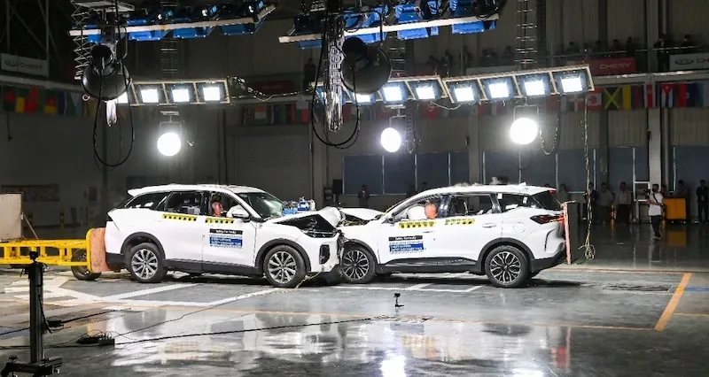 Chery ungkap hasil uji tabrakan beruntun dengan skema tiga kendaraan. Foto: Chery