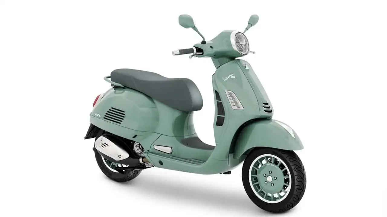 Vespa GTS 80TH jadi edisi khusus dengan ornamen retro dari model legendaris. Harga tembus Rp100 juta. Foto: Piaggio