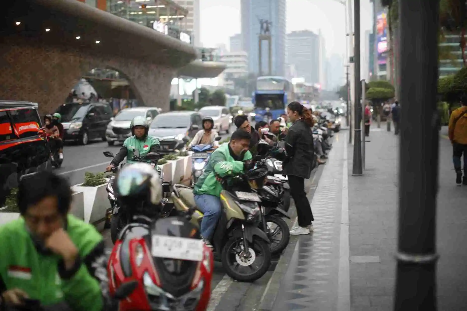 Ojol antre di depan Plaza Indonesia Bundaran HI. (foto: KabarBursa.com) 