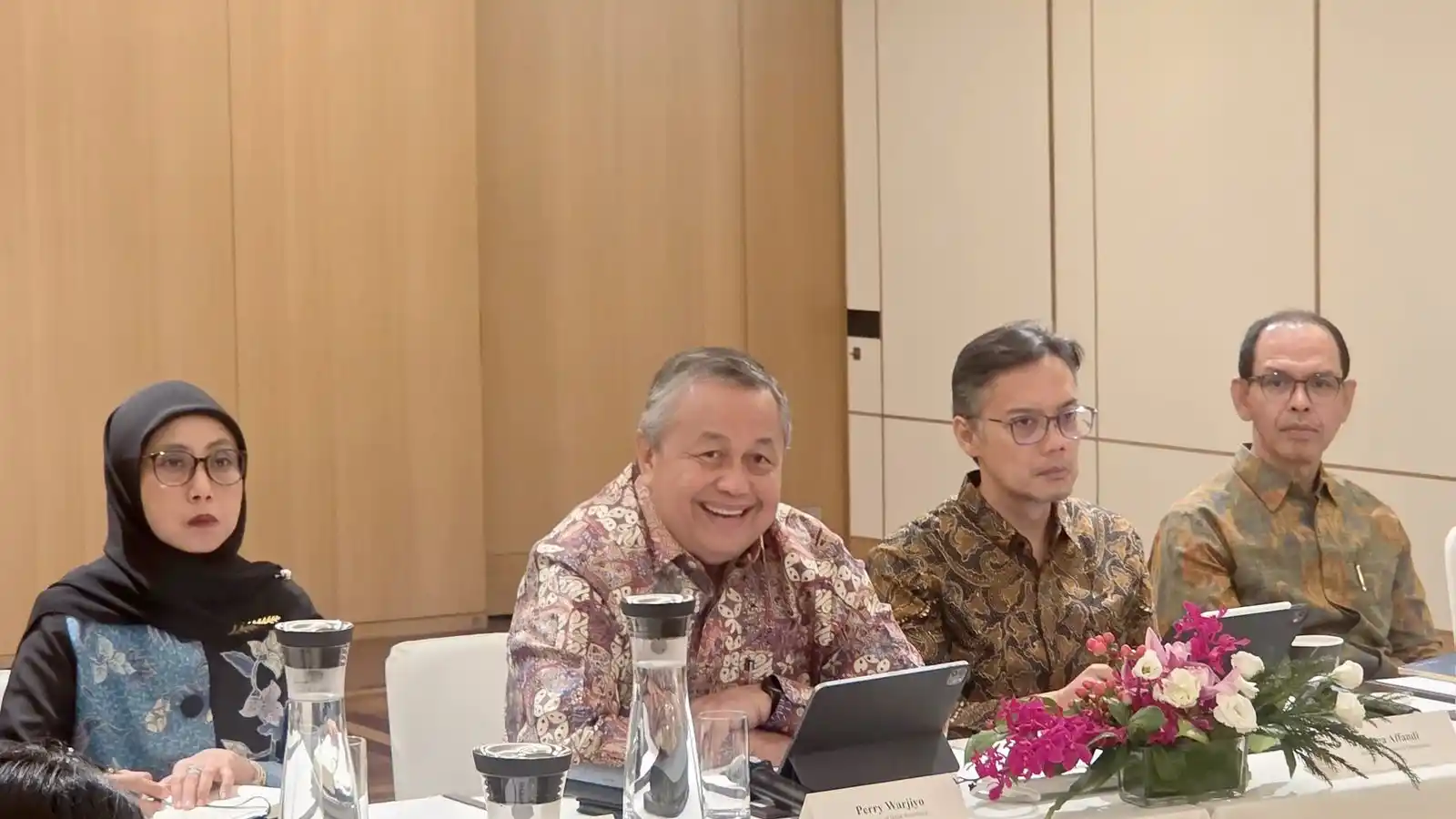 Gubernur BI Perry Warjiyo (kedua dari kiri) bertemu investor di Singapura. (Foto: Dok. Bank Indonesia) 