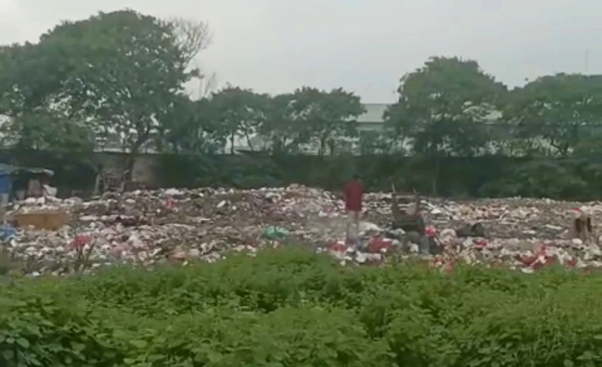 Tumpukan sampah terlihat di kawasan Jalan Industri Sempu Gardu, Pasirgombong, Cikarang Utara, Kabupaten Bekasi, Jawa Barat, Kamis, 30 Januari 2026. Area ini disinyalir menjadi lokasi pembuangan limbah yang luput dari pengawasan. Foto: Dok. KAWALI.