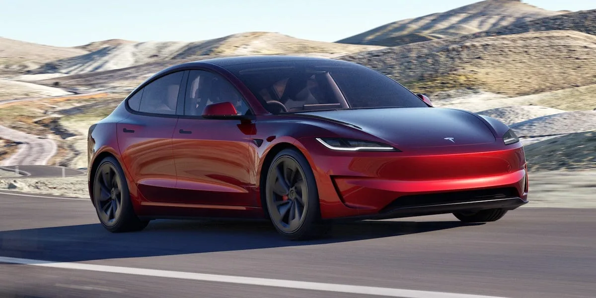 Tesla luncurkan varian baru Model 3 buatan China. Harga jauh lebih murah dari produksi di AS. Foto: Car and Driver