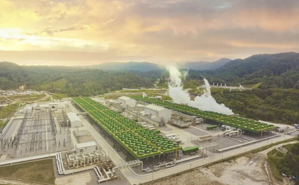 Fasilitas Pembangkit Listrik Tenaga Panas Bumi (PLTP) Sarulla milik MEDC di Sumatera Utara. Proyek berkapasitas sekitar 330 megawatt ini menjadi salah satu tulang punggung pasokan listrik berbasis energi terbarukan ke PLN serta mencerminkan peran Medco dalam diversifikasi bisnis dari migas ke sektor kelistrikan. Foto: Dok. Medco Power Indonesia.