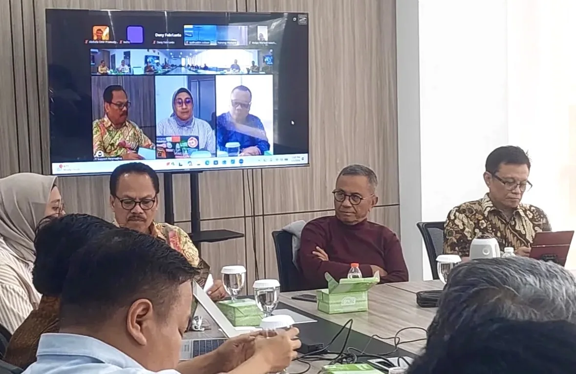 Ekonom senior Didik J. Rachbini (paling kanan) dan mantan Menteri BUMN Dahlan Iskan (tengah) menghadiri diskusi publik bertajuk Manajemen Krisis Perusahaan di Tengah Ketidakpastian Global yang digelar Program Doktor Manajemen dan Bisnis Universitas Paramadina, Selasa, 5 Mei 2026. Dalam forum tersebut, keduanya menyoroti risiko mangkraknya aset IKN serta rendahnya utilisasi investasi negara yang telah digelontorkan untuk proyek ibu kota baru. Foto: Dok. Universitas Paramadina.