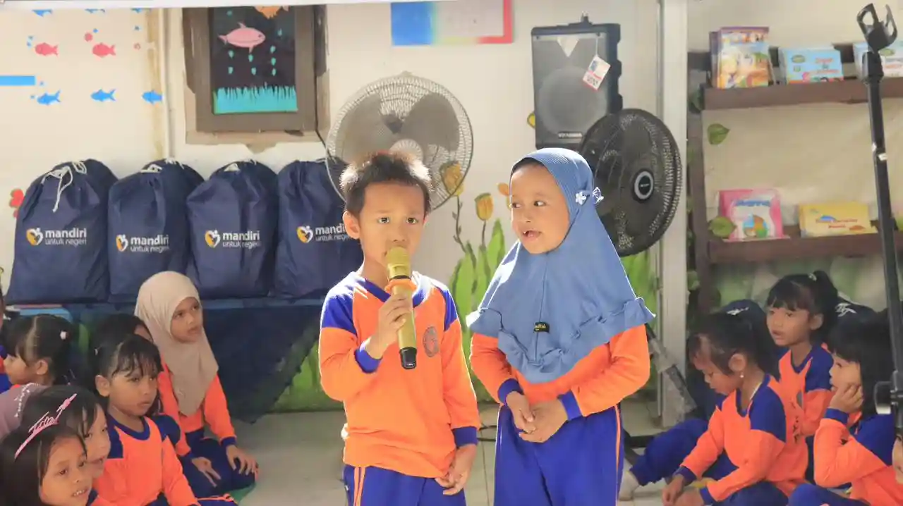 Bank Mandiri genjot sektor pendidikan lewat program Mandiri Peduli Sekolah. Berikut sederet bantuan yang diberikan. Foto: dok. Bank Mandiri