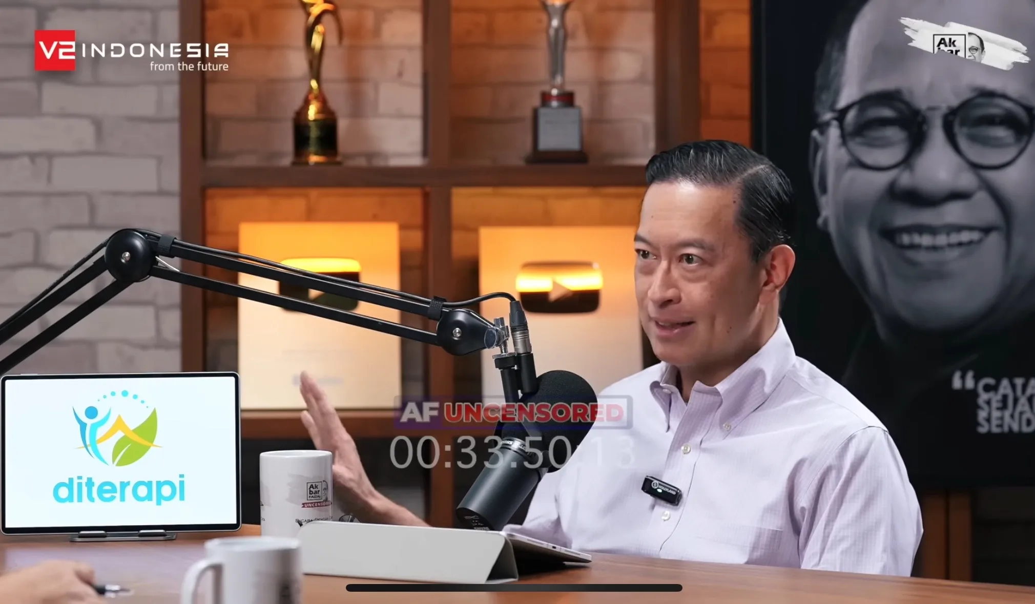 Tom Lembong sebut ekonomi RI paling rawan dalam 20 tahun akibat utang infrastruktur dan tekanan global. Foto: Tangkapan layar YouTube Akbar Faizal Uncensored.