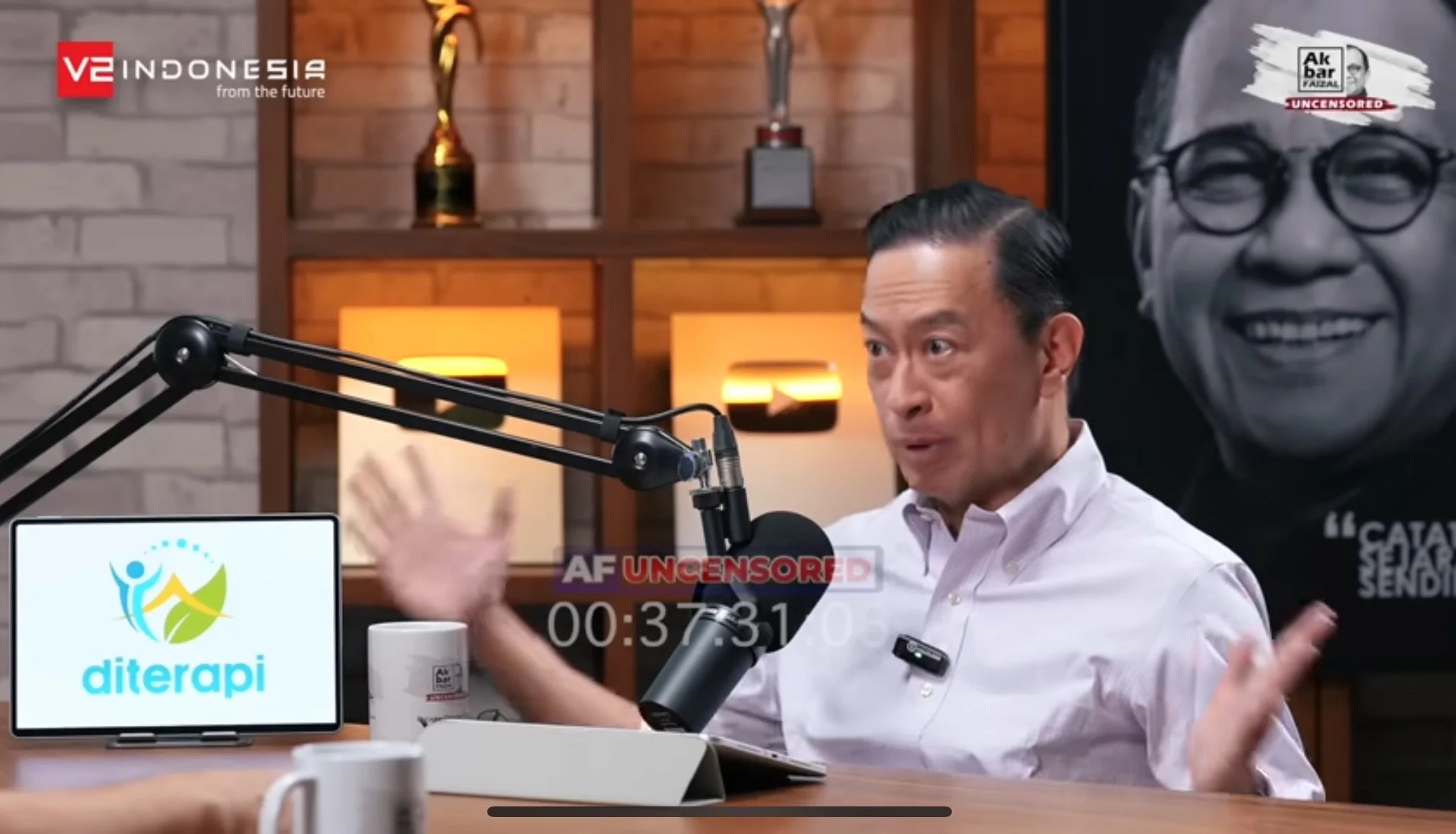 Tom Lembong menyebut kasus Nadiem Makarim merusak kepercayaan investor global terhadap iklim bisnis Indonesia. Foto: Tangkapan layar YouTube Akbar Faizal Uncensored