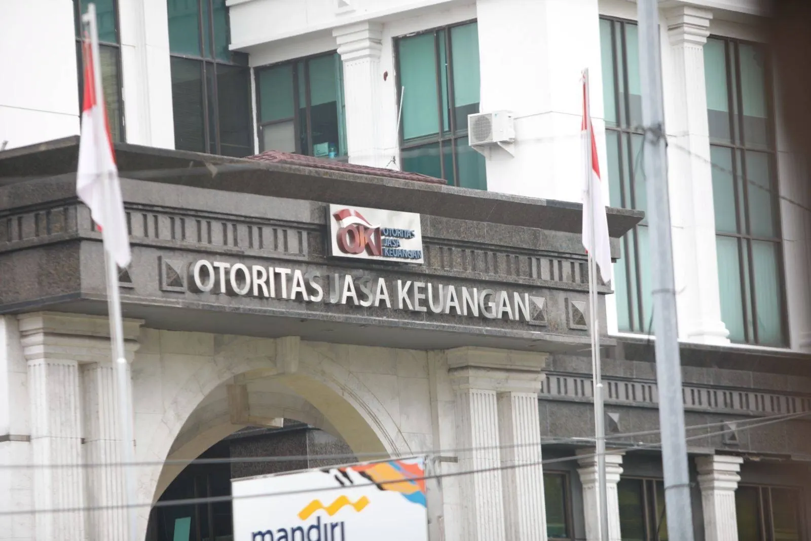 Otoritas Jasa Keuangan (OJK) minta perbankan menyesuaikan suku bunga kredit secara bertahap. Foto: dok KabarBursa.com