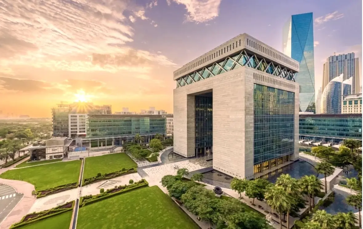Gedung Dubai International Financial Centre (DIFC) di Dubai, Uni Emirat Arab, yang menjadi lokasi kantor perwakilan BSI Dubai. Kehadiran BSI di salah satu pusat keuangan dan sukuk global ini dinilai menjadi pijakan awal Indonesia dalam membangun konektivitas likuiditas dan ekosistem ekonomi syariah lintas negara melalui platform B57+. Foto: Dok. BSI.