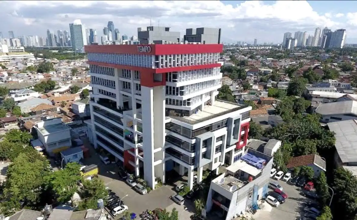 Gedung kantor PT Tempo Inti Media Tbk di kawasan Palmerah Barat, Jakarta Selatan. Dalam beberapa tahun terakhir, TMPO mulai mendorong transformasi digital dan penguatan tata kelola newsroom sebagai bagian dari arah keberlanjutan perusahaan media di tengah berkembangnya diskursus ESG. Foto: Dok. TMPO.