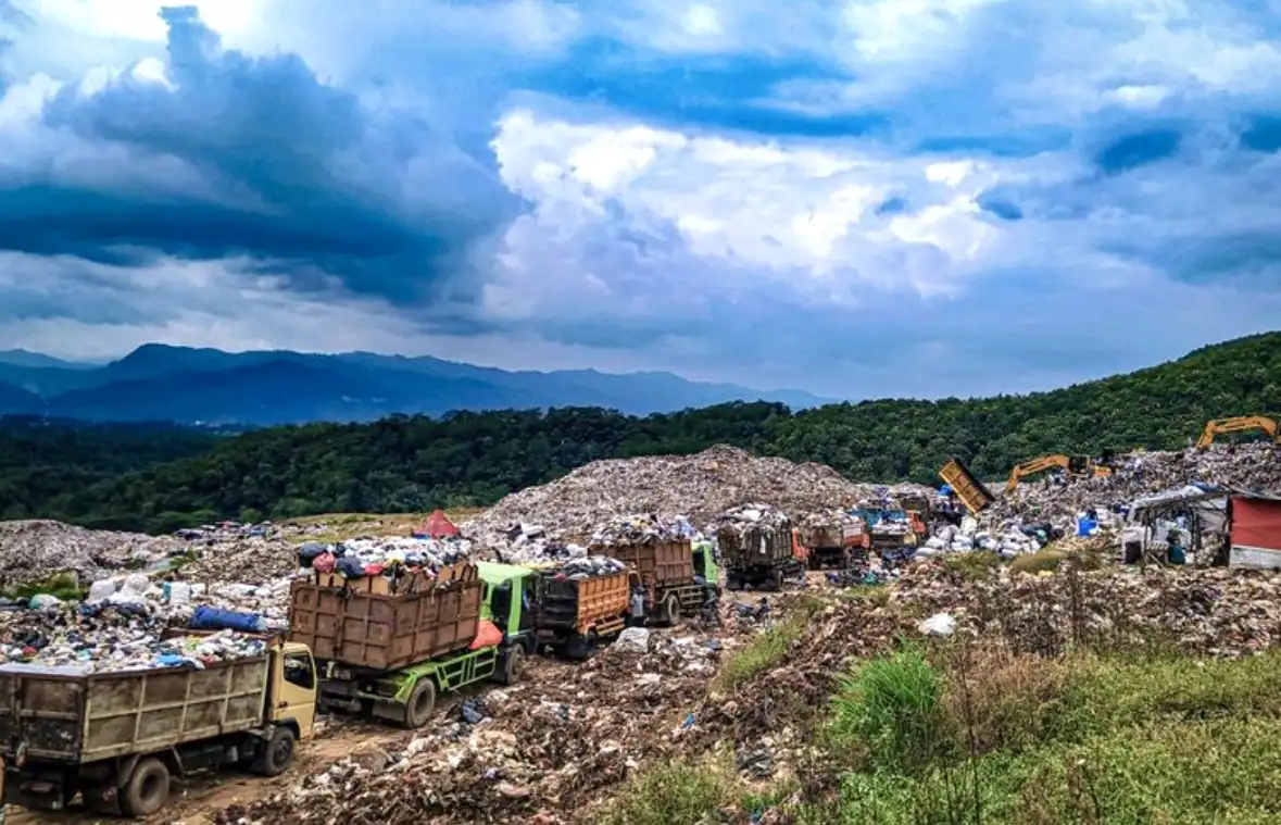 UGM menyoroti praktik open dumping yang masih marak akibat minim anggaran daerah dan lemahnya pengelolaan sampah nasional. Foto: Dok. Pemprov Jabar.
