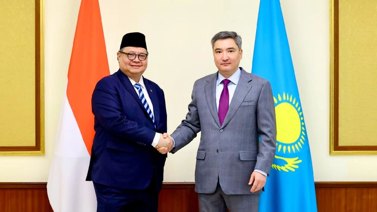 Menteri Koordinator (Menko) Bidang Perekonomian, Airlangga Hartarto melakukan pertemuan bilateral dengan Perdana Menteri (PM) Republik Kazakhstan Olzhas Bektenov. (Foto: Kemenko Perekonomian) 