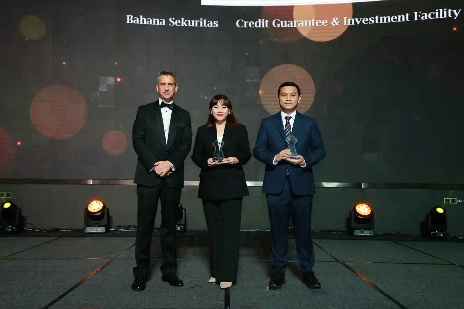 Bahana Sekuritas membawa transaksi sukuk PT Global Mediacom Tbk meraih penghargaan global di Kuala Lumpur, Malaysia. (Foto: istimewa)