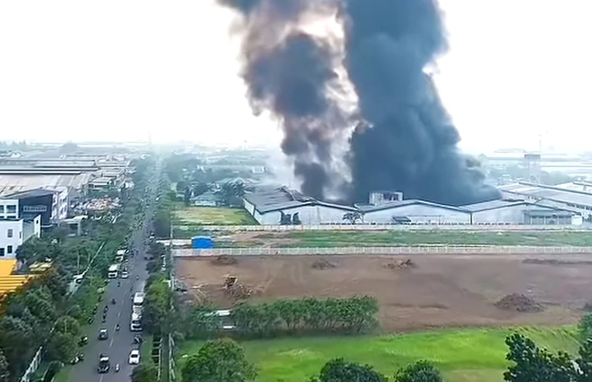 Asap hitam pekat membubung tinggi dari area PT Tax Textiles Indonesia, Kawasan Industri Jababeka, Cikarang, pada Selasa dini hari, 25 November 2025. Kejadian ini kembali menyoroti urgensi sistem mitigasi bencana dan keselamatan kerja di tengah ambisi pengembangan kawasan industri yang berkelanjutan. Foto: IG @pejuangpabrik.