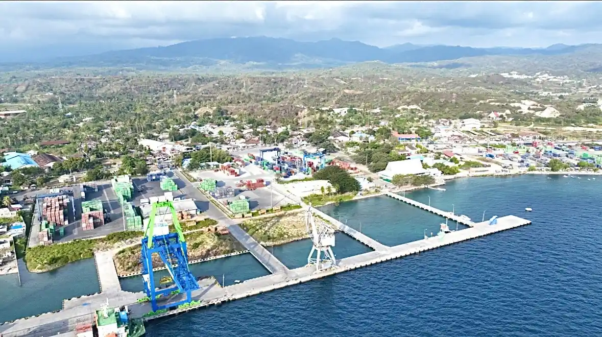Suasana kawasan Pelabuhan Pantoloan yang terhubung langsung dengan Kawasan Ekonomi Khusus (KEK) Palu di Sulawesi Tengah. Konektivitas logistik dan kedekatan dengan sumber daya nikel dinilai menjadi daya tarik utama pengembangan industri hilirisasi dan energi bersih di kawasan tersebut. Foto: Dok. DN KEK.
