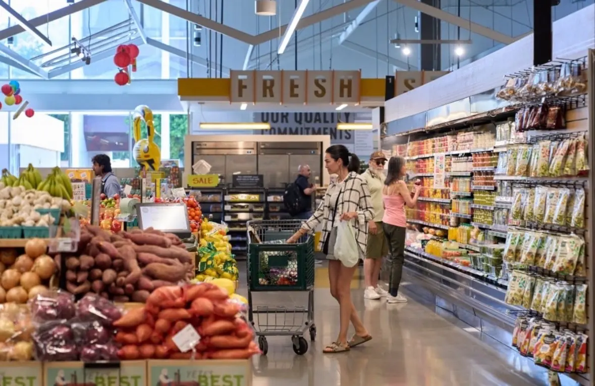 Ilustrasi: Warga berbelanja bahan makanan di sebuah supermarket di Los Angeles, California, Amerika Serikat. Kenaikan harga pangan dan energi kembali menjadi pendorong utama inflasi AS yang naik ke level 3,8 persen pada April 2026. Foto: EPA.