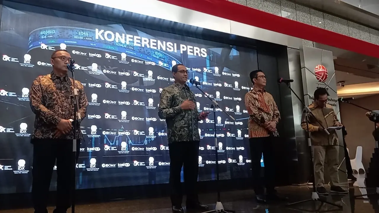 Dari kiri, Direktur Utama PT Kliring Penjamin Efek (KPEI) Iding Pardi,  Kepala Eksekutif Pengawas Pasar Modal, Keuangan Derivatif, dan Bursa Karbon OJK Hasan Fawzi, Pjs Direktur Utama BEI Jeffrey Hendrik dan Direktur Utama PT Kustodian Sentral Efek Indonesia (KSEI) Samsul Hidayat saat melakukan konferensi pers merespons review indeks global Morgan Stanley Capital International (MSCI) di Gedung BEI, Jakarta pada Rabu, 13 Mei 2026. Foto: Desty Luthfiani/KabarBursa.com.