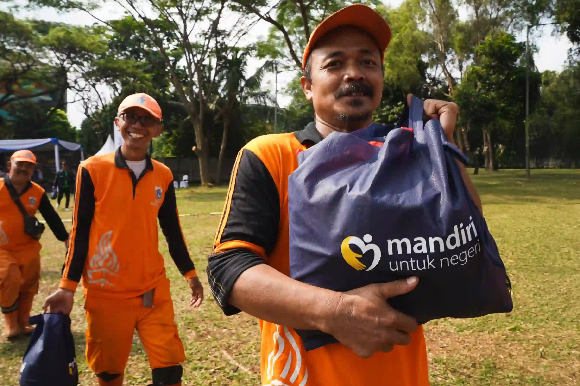 Bank Mandiri salurkan 28.000 paket sembako untuk pekerja informal dan masyarakat prasejahtera. Foto: dok. Bank Mandiri