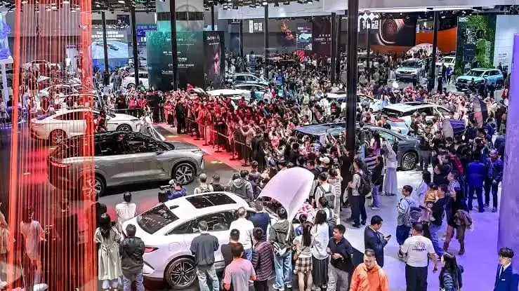 Penjualan mobil konvensional bermesin bensin anjlok 37 persen di pasar otomotif terbesar dunia. Sinyal kendaraan listrik bakal kuasai pasar global. Foto: China EV Home