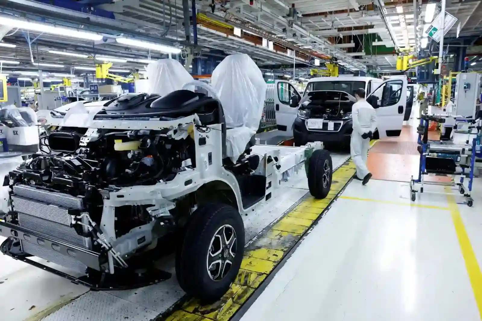 BYD incar fasilitas produksi di pabrik mobil Eropa, salah satunya Stellantis. Foto: GVA