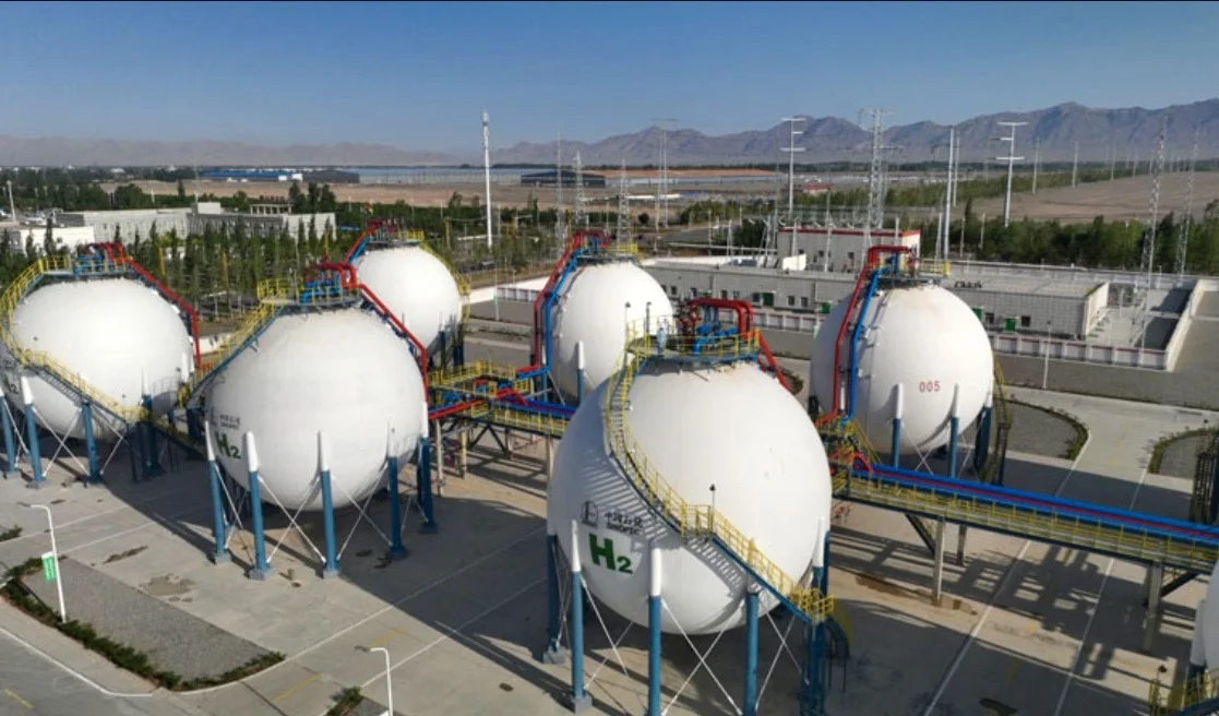 Foto udara fasilitas penyimpanan hidrogen di Kuqa, Xinjiang, China, 30 Juni 2023. Hidrogen mulai dipandang sebagai salah satu energi masa depan untuk industri dan transisi rendah karbon. Sejumlah perusahaan energi di Indonesia, termasuk PGAS melalui agenda RUPS 2026, mulai membuka ruang ekspansi ke bisnis hidrogen di tengah proyeksi pertumbuhan pasar global. Foto: Xinhua.