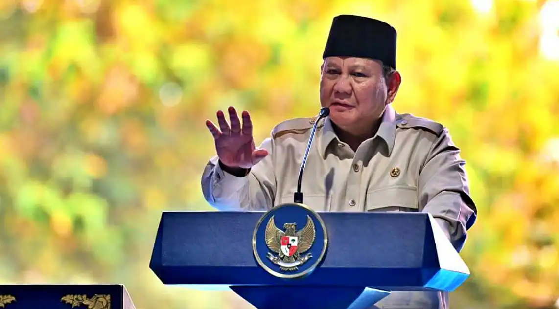 Presiden Republik Indonesia Prabowo Subianto menanggapi isu pelemahan nilai tukar rupiah dan kekhawatiran terhadap pergerakan dolar Amerika Serikat. (Foto: Dok. BPMI Setpres/Cahyo)