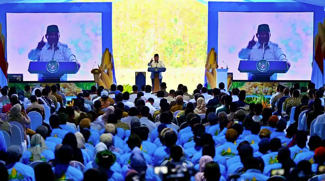 Presiden Prabowo Subianto saat menyinggung pejabat dan pengusaha ketika membahas dolar AS dalam acara koperasi desa di Nganjuk. (Foto: Dok. BPMI Setpres/Cahyo)