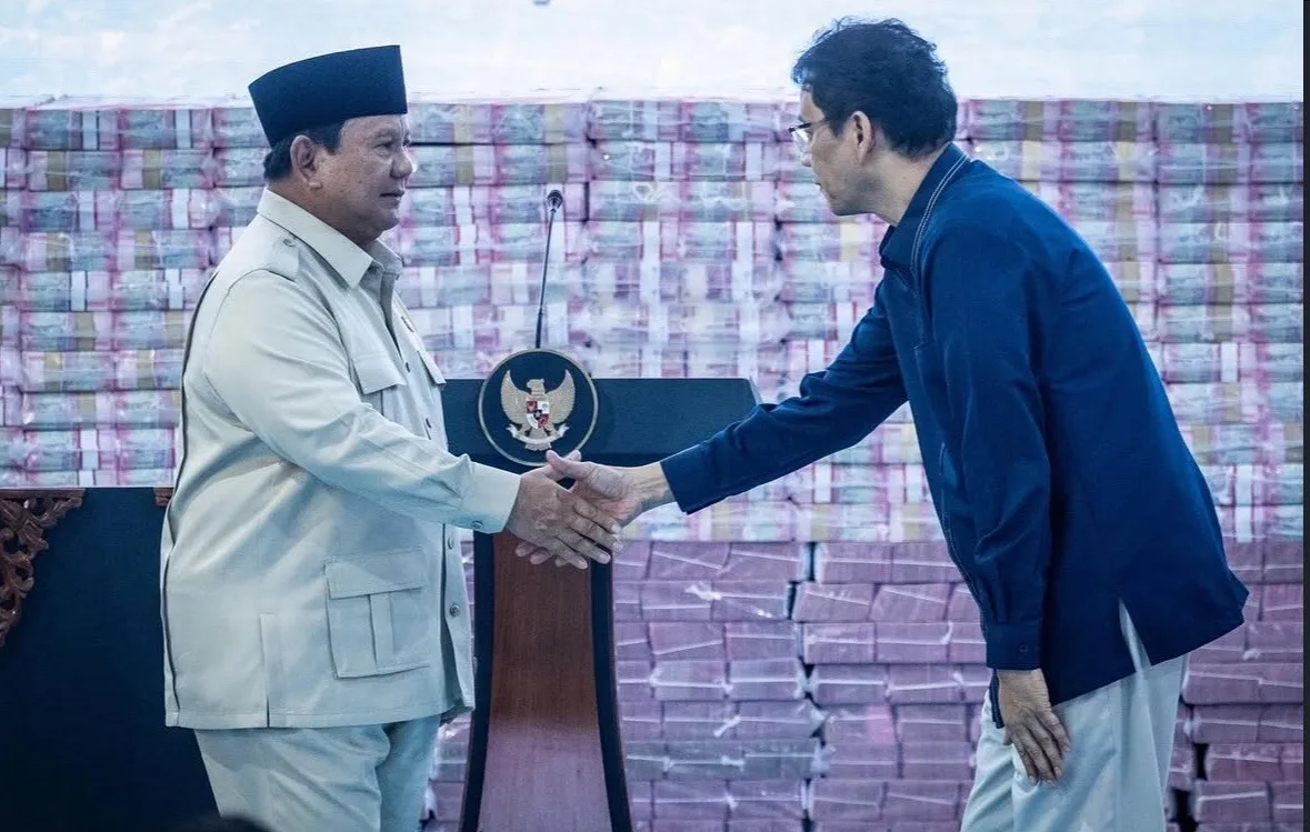 Rupiah mendekati Rp18.000 per dolar AS. Pengamat menilai gaya komunikasi ekonomi pemerintah memicu sentimen negatif pasar. Foto: IG @menkeuri.