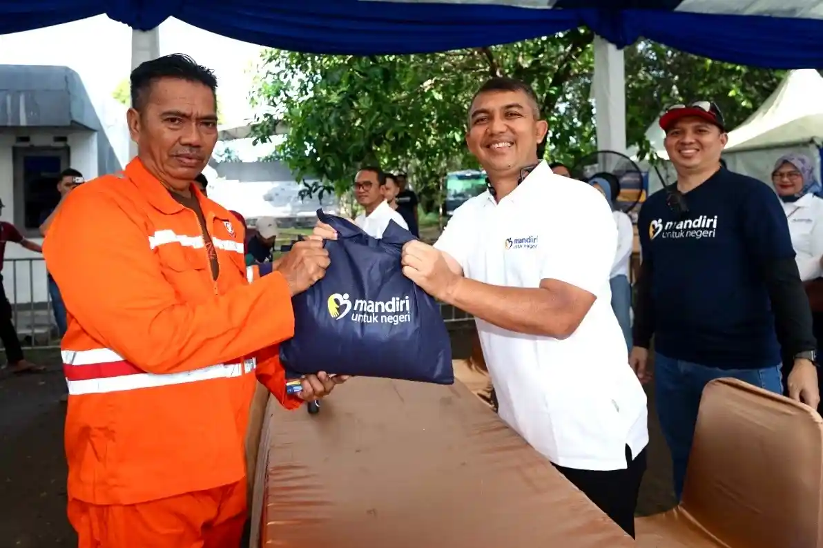 Hari Kebangkitan Nasional, Bank Mandiri salurkan 2.800 paket sembako di Makassar. Foto: dok. Bank Mandiri