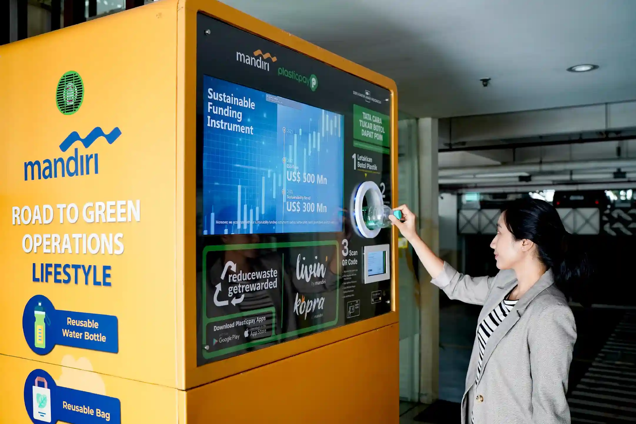 Program hijau Bank Mandiri, ubah sampah botol plastik jadi rupiah. Foto: dok. Bank Mandiri