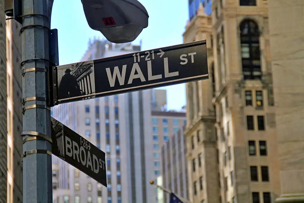 Ilustrasi: Plang nama jalan Wall Street (Foto: PxHere)