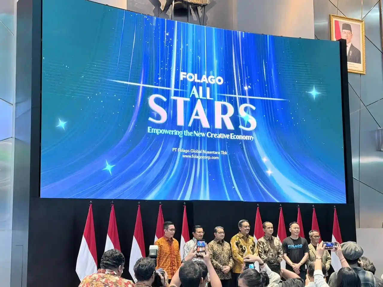 Menteri Ekonomi Kreatif Teuku Riefky Harsya, Menteri UMKM Maman Abdurrahman, Menteri Transmigrasi Muhammad Iftitah Sulaiman Suryanagara, Pjs Direktur Utama BEI Jeffrey Hendrik, dan Direktur Utama IRSX Subioto Jingga menghadiri penandatanganan kerja sama dengan lebih dari 150 artis nasional dalam pengembangan ekosistem promosi digital bagi UMKM di Main Hall BEI, Jakarta pada Senin, 25 Mei 2026. (Foto: Kabarbursa.com/Desty Luthfiani)