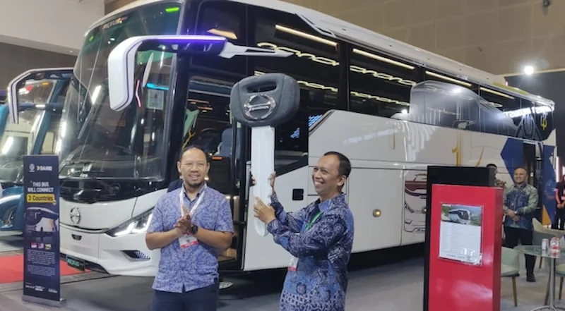 Serah terima Hino Bus RM 280 ABS kepada DAMRI dalam ajang Busworld Southeast Asia 2026 di JIExpo Kemayoran, Jakarta. Foto: HMSI